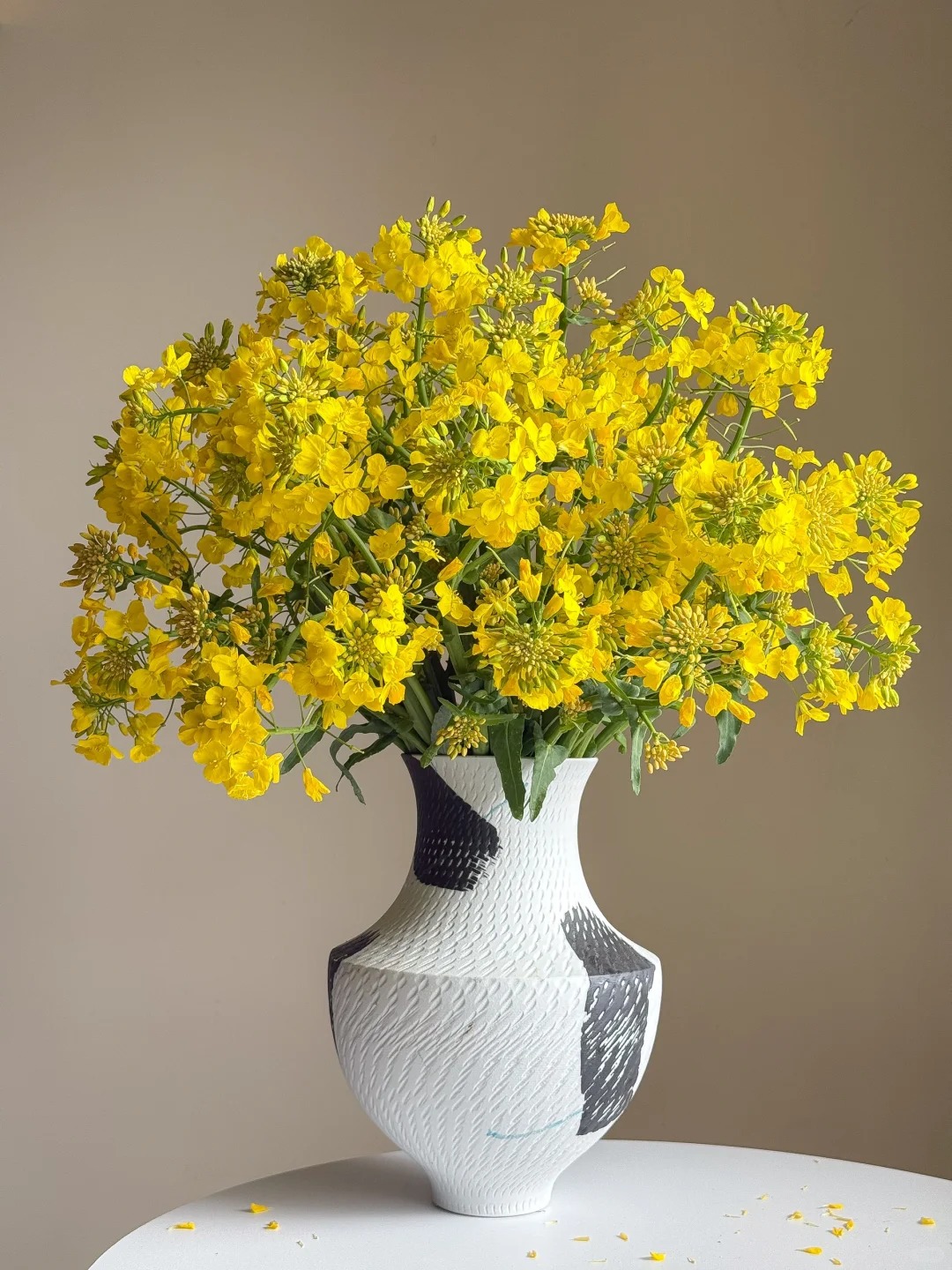 Tháng 3 rước lộc vào nhà: Trào lưu cắm hoa cải vàng giúp không gian bừng sáng, gom hết bình yên tuổi thơ vào một góc phòng- Ảnh 7.