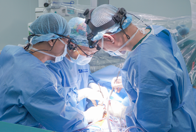 Bác sĩ Viên (giữa) cùng êkíp phẫu thuật cho bé. Ảnh: Bệnh viện Đa khoa Tâm Anh