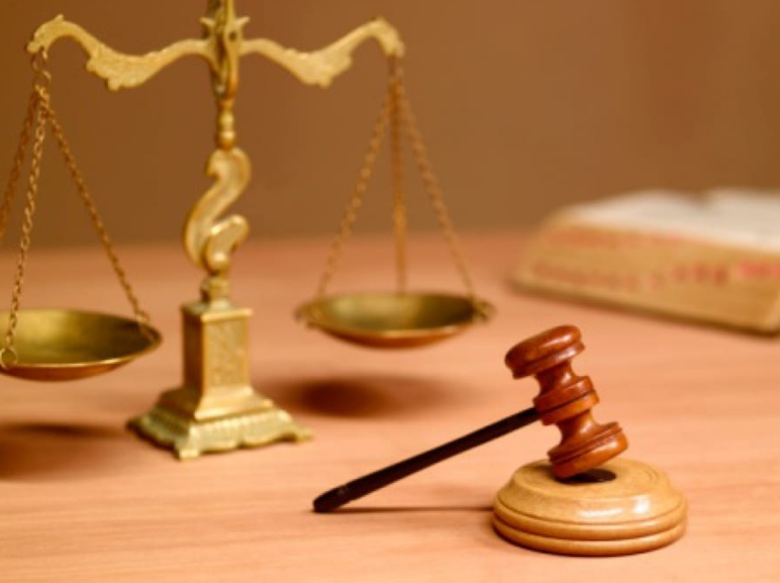 Vừa chốt bán nhà được 28 tỷ đồng, người phụ nữ bị môi giới khởi kiện, tòa tuyên bố: “Chủ nhà phải bồi thường 560 triệu đồng”- Ảnh 2.