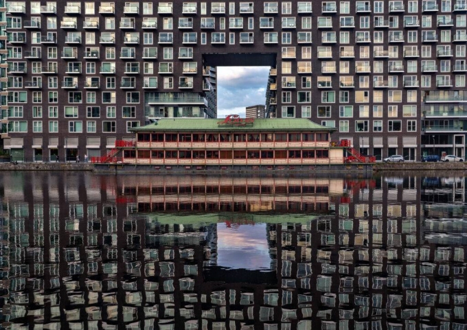 Bức ảnh chụp một nhà hàng nổi ở London, xếp đầu ở hạng mục phong cảnh. Ảnh: Colin Page