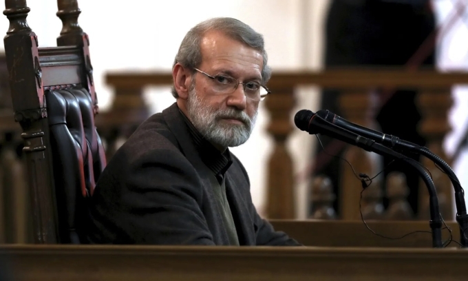 Ông Ali Larijani lắng nghe câu hỏi tại một cuộc họp báo ở thủ đô Tehran, Iran, hồi năm 2019. Ảnh: AP