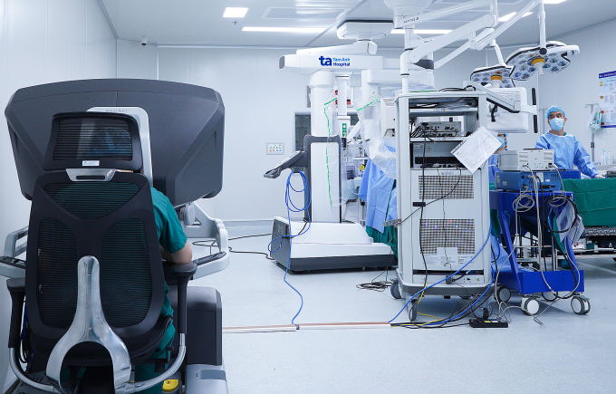 Bác sĩ Đức đang điều khiển robot Da Vinci Xi phẫu thuật cắt khối u và tạo bàng quang mới cho người bệnh. Ảnh: Bệnh viện Đa khoa Tâm Anh