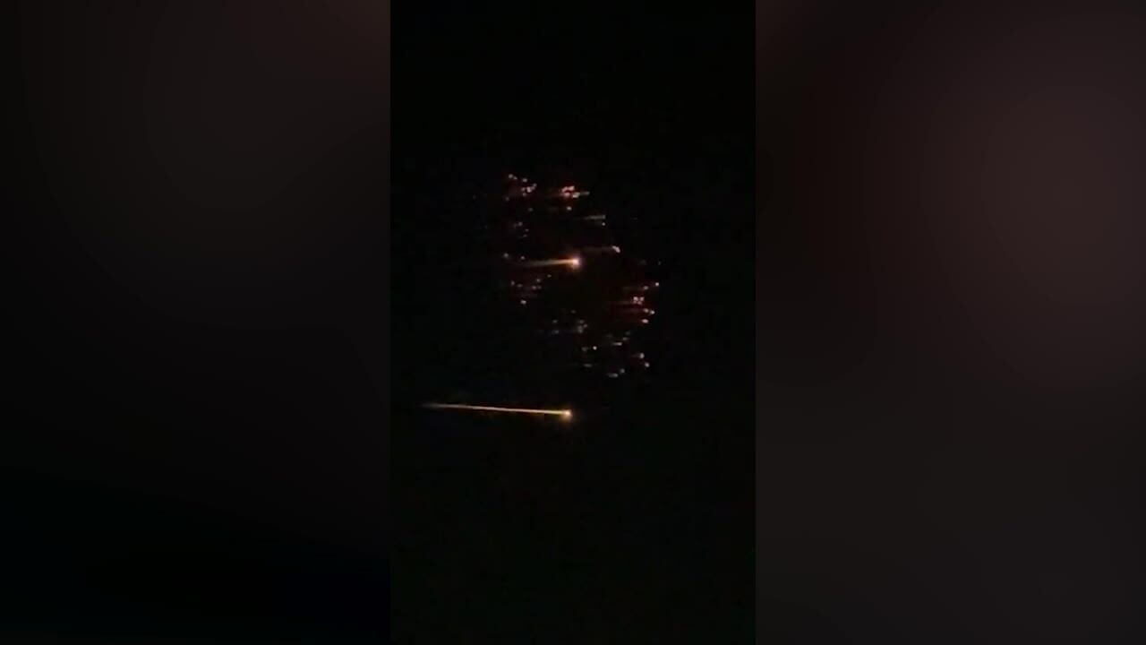 Khoảnh khắc đạn con lao xuống Israel