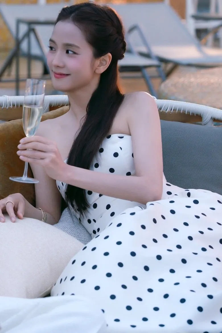 Diễn xuất gây tranh cãi nhưng style phim mới của Jisoo thì 0 người chê- Ảnh 2.