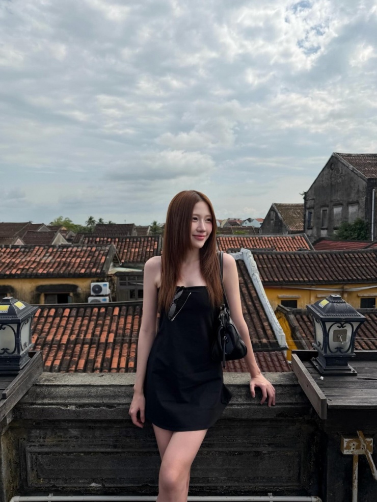 Với chiều cao 1,68 m cùng hình thể nuột nà sau giảm cân, Uyển Ân chinh phục nhiều style mới mẻ, cá tính và hiện đại hơn. Cô tự tin diện nhiều kiểu trang phục ôm sát body, váy ngắn tôn đôi chân thon dài.