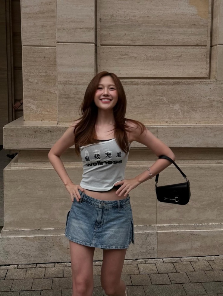 Khuôn mặt của Uyển Ân cũng được khen thanh thoát hơn sau nỗ lực "lột xác" thành công. Nhiều người còn nhận xét cô có các đường nét giống diễn viên Trung Quốc Triệu Lộ Tư.