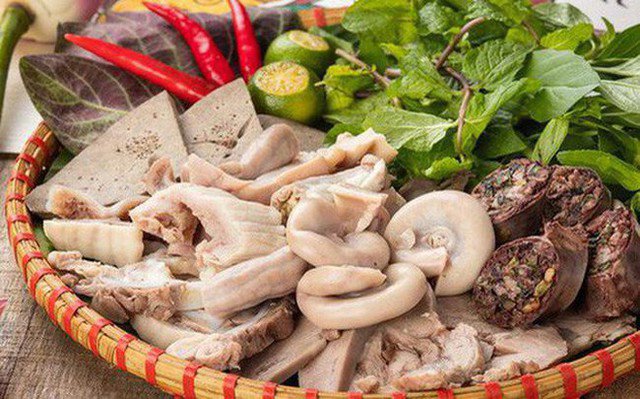 Người bị gan nhiễm mỡ nên hạn chế nội tạng động vật và thịt đỏ nhiều mỡ vì đây là nguồn giàu chất béo bão hòa và cholesterol.