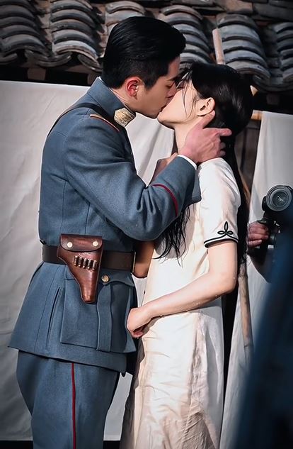 Camera quay lén cặp đôi ngôn tình nửa đêm hôn nhau ngoài đường: Nhà gái đẹp như thiên sứ, bảo sao ai cũng si mê- Ảnh 2.