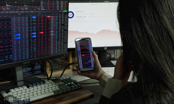 Một nhà đầu tư theo dõi bảng giá chứng khoán lúc 11h ngày 9/3/2026. Ảnh: Anh Tú