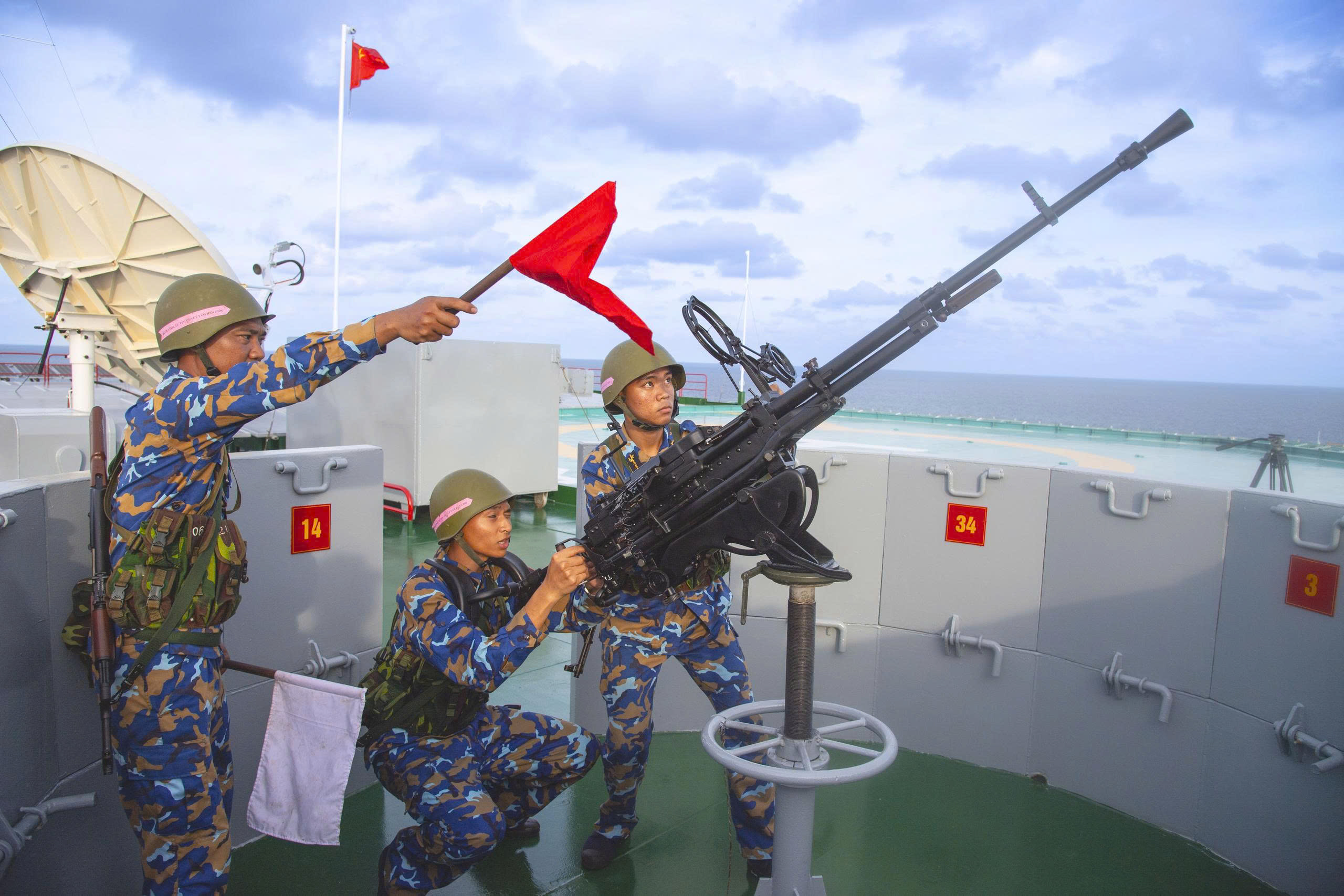 Tư lệnh Vùng 2 Hải quân: ‘Bảo vệ chủ quyền biển, đảo là nhiệm vụ thiêng liêng’ - Ảnh 3.