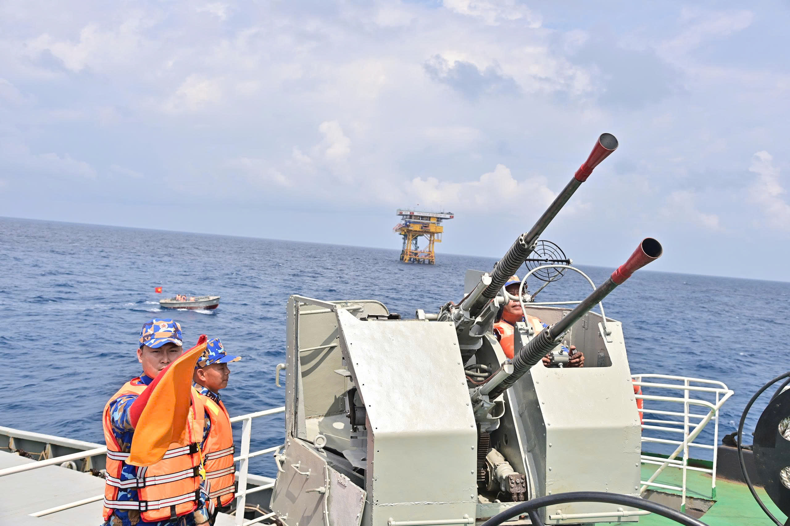 Tư lệnh Vùng 2 Hải quân: ‘Bảo vệ chủ quyền biển, đảo là nhiệm vụ thiêng liêng’ - Ảnh 4.