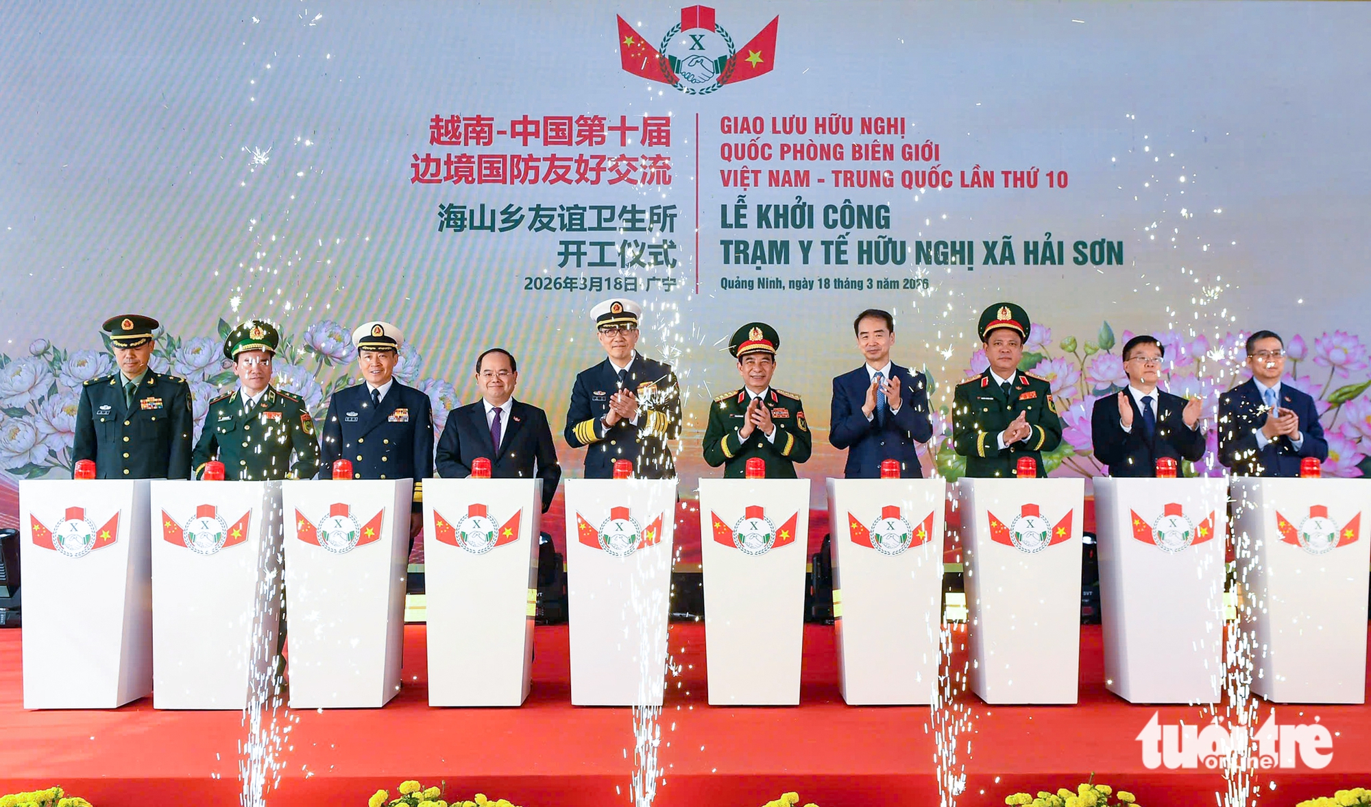 Bộ trưởng Bộ Quốc phòng Việt Nam và Trung Quốc thăm đồn biên phòng, dự lễ khánh thành trạm y tế - Ảnh 3.