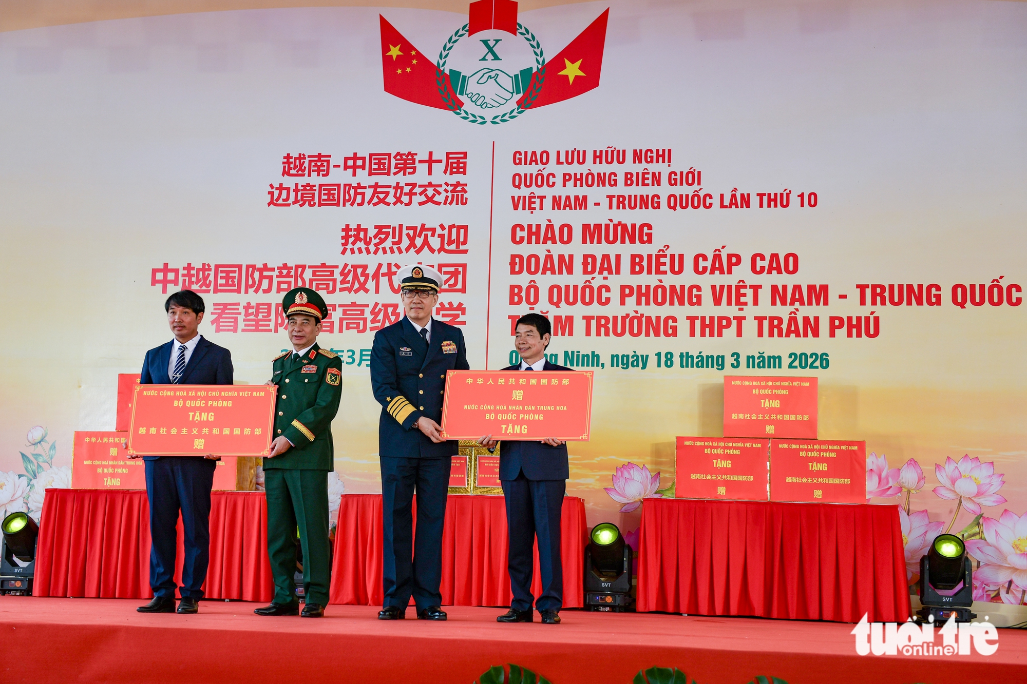 Bộ trưởng Bộ Quốc phòng Việt Nam và Trung Quốc thăm đồn biên phòng, dự lễ khánh thành trạm y tế - Ảnh 4.