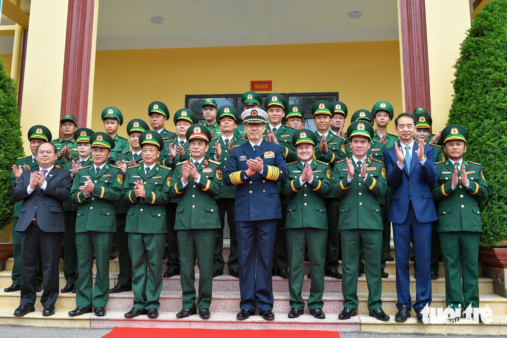 Bộ trưởng Bộ Quốc phòng Việt Nam và Trung Quốc thăm đồn biên phòng, dự lễ khánh thành trạm y tế - Ảnh 7.