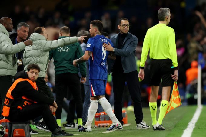 HLV Liam Rosenior thay Enzo Fernandez đầu hiệp hai. Ảnh: Chelsea FC