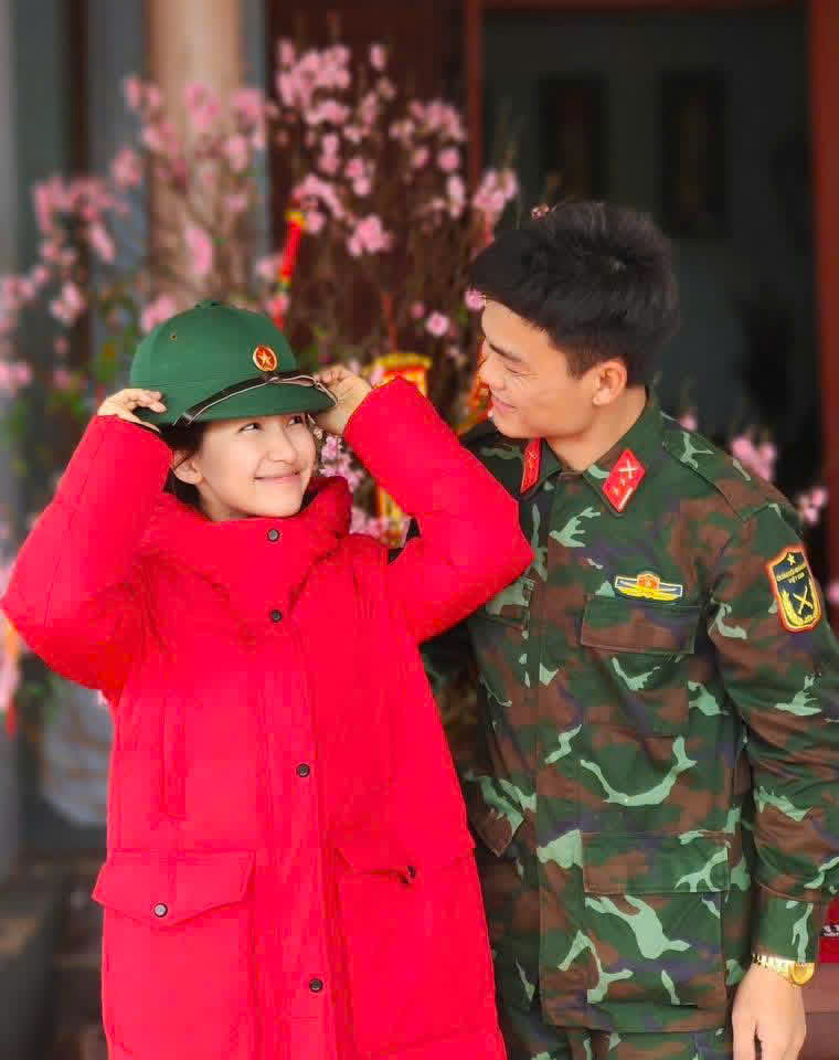 Hòa Minzy và chồng Đại úy tụ họp giản dị bên bạn bè, Erik - Đức Phúc góp mặt- Ảnh 5.