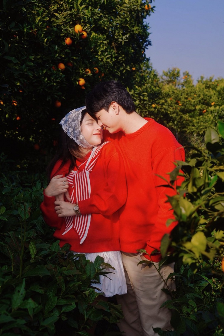 MC sinh năm 1986 nói ông xã Huỳnh Anh ít khi để vợ mua đồ mà thường tự sắm trang phục. 'Mỗi khi ra đường, chồng thường xem tôi mặc thế nào thì sẽ tự mix-match theo để trông ăn ý', Bạch Lan Phương cho biết.