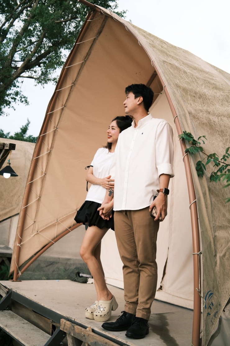 Có chiều cao 1,53 m trong khi ông xã cao 1,78 m nhưng Bạch Lan Phương không xem sự chênh lệch này là trở ngại. Thay vì gò ép trong những đôi giày cao gót để rút ngắn khoảng cách chiều cao với chồng, nữ MC thường chọn giày dép phù hợp trang phục. Theo cô những người có vóc dáng nhỏ bé sẽ có nét đẹp và sự đáng yêu riêng.