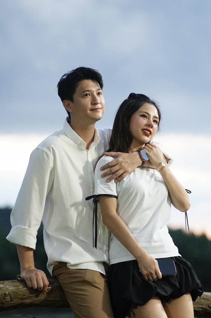 Ở đời thường, người đẹp 40 tuổi chuộng trang phục sáng màu, đi giày bệt hoặc dép sục để giữ sự thoải mái.