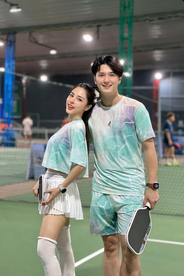 Có thời gian cặp sao thường đồng hành trên sân pickleball, trước khi Huỳnh Anh tạm dừng vì chấn thương. Mỗi khi ra sân, cả hai luôn diện trang phục đôi đẹp mắt.