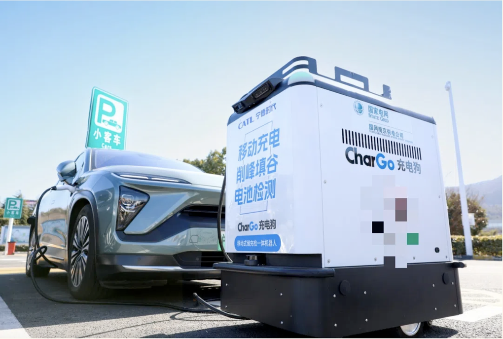 Robot sạc pin di động giải bài toán trạm sạc cho ô tô điện ở chung cư cũ - 3