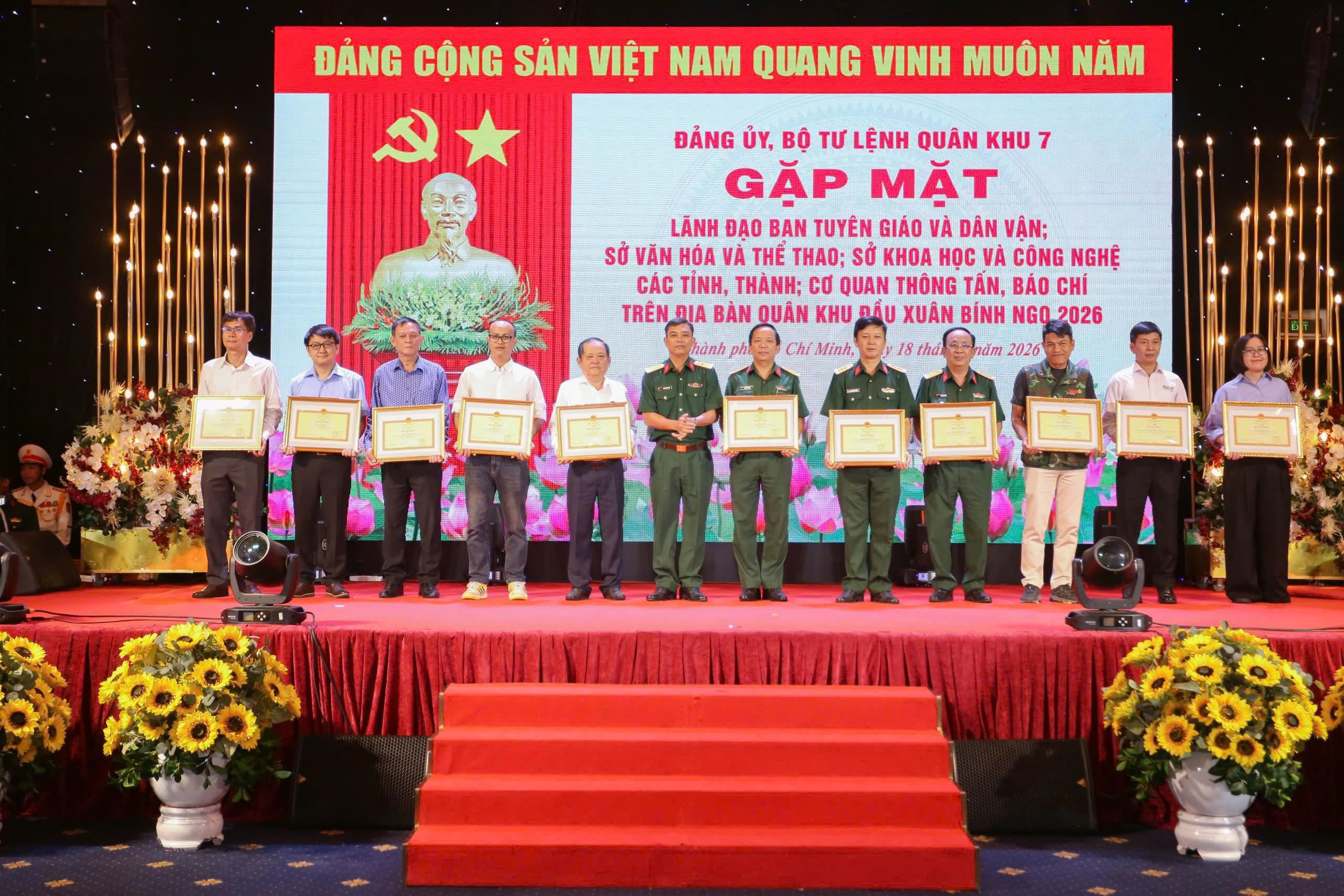 Quân khu 7 đề nghị báo chí tăng cường tuyên truyền sâu, phản bác tin giả- Ảnh 3.