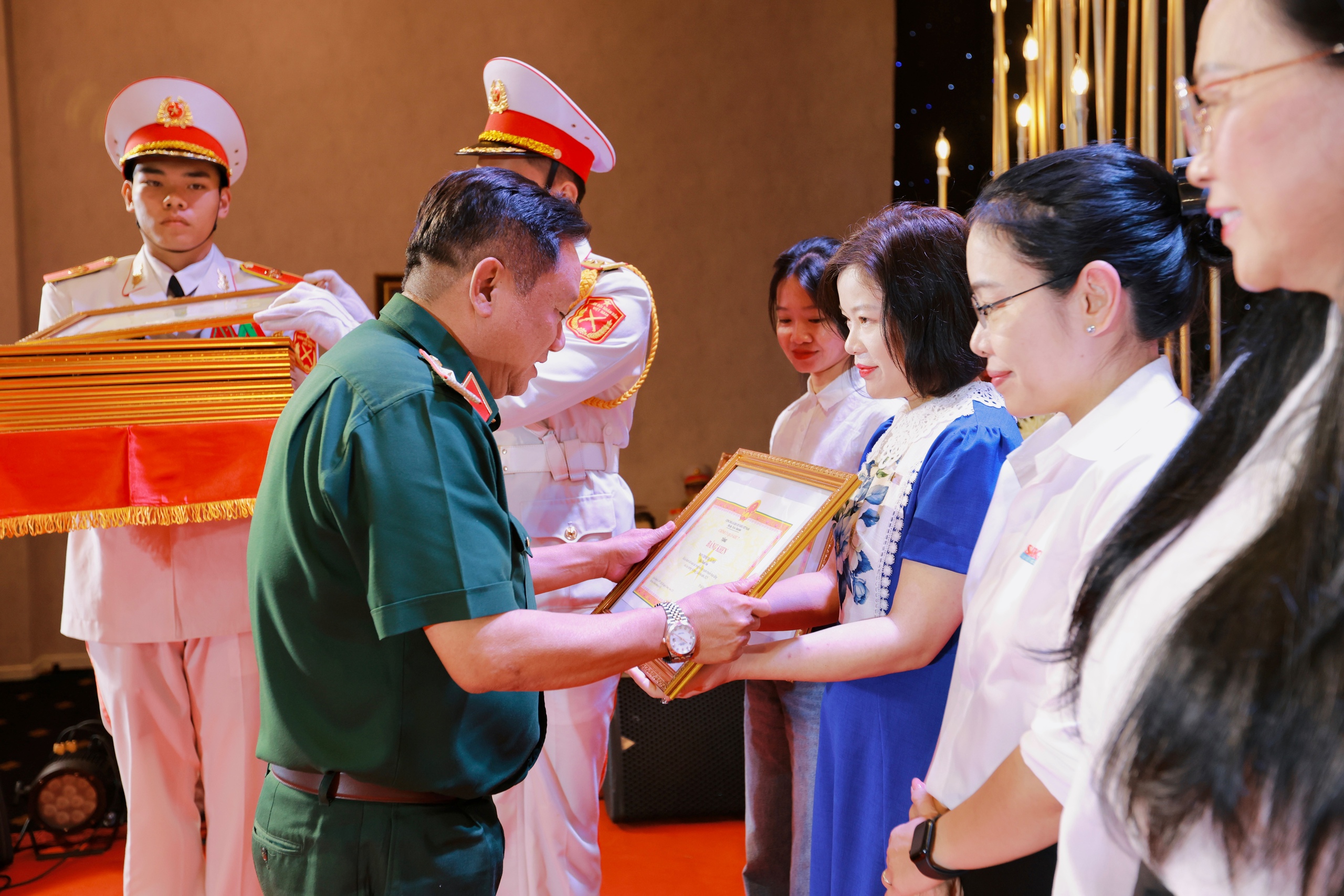 Quân khu 7 đề nghị báo chí tăng cường tuyên truyền sâu, phản bác tin giả- Ảnh 2.