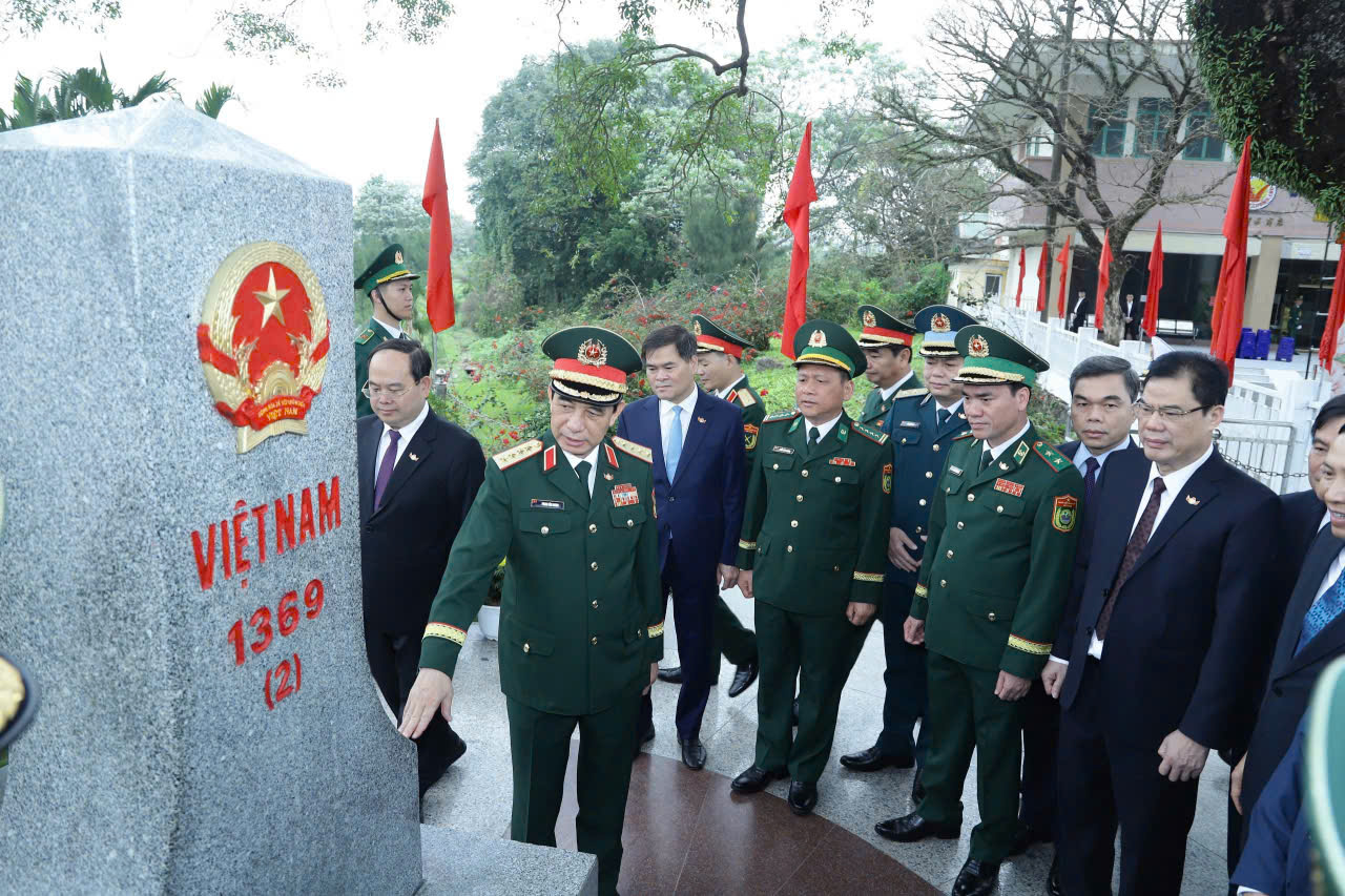 Bộ trưởng Phan Văn Giang đón Bộ trưởng Quốc phòng Trung Quốc Đổng Quân tại Móng Cái - Ảnh 5.