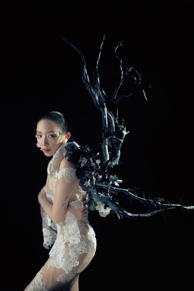 Tóc Tiên sinh năm 1989, ca hát chuyên nghiệp từ năm 13 tuổi. Khi sự nghiệp đang thành công, cô sang Mỹ du học. Năm 2014, người đẹp về nước hoạt động trở lại, phát hành nhiều ca khúc. Cô kết hôn với Hoàng Touliver, nhà sản xuất âm nhạc hơn cô hai tuổi, năm 2020. Hôm 17/1, cô thông báo khép lại cuộc hôn nhân với nhà sản xuất Hoàng Touliver sau 6 năm kết hôn, 10 năm yêu.