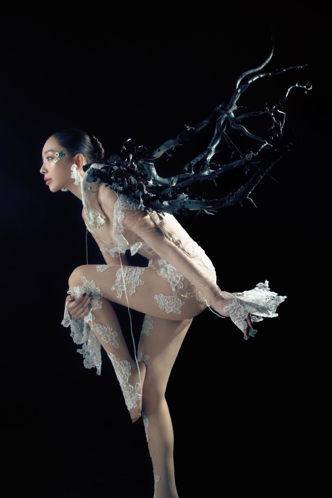 Tóc Tiên gần như khoe trọn body trong bộ ảnh quảng bá cho MV "Hoa hồng ai vun trồng" thực hiện cùng Minh Hằng.