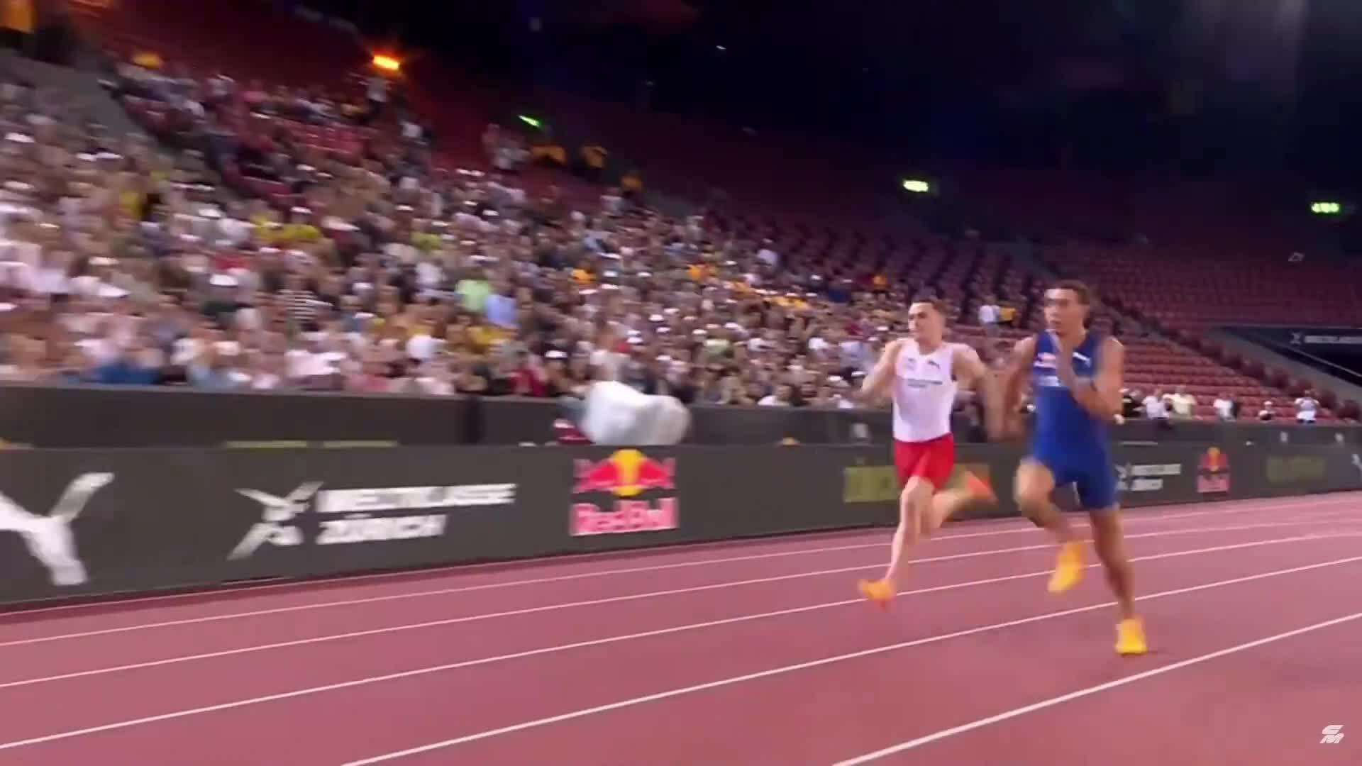 Kỷ lục gia nhảy sào Duplantis chạy 100m nhanh hơn Warholm