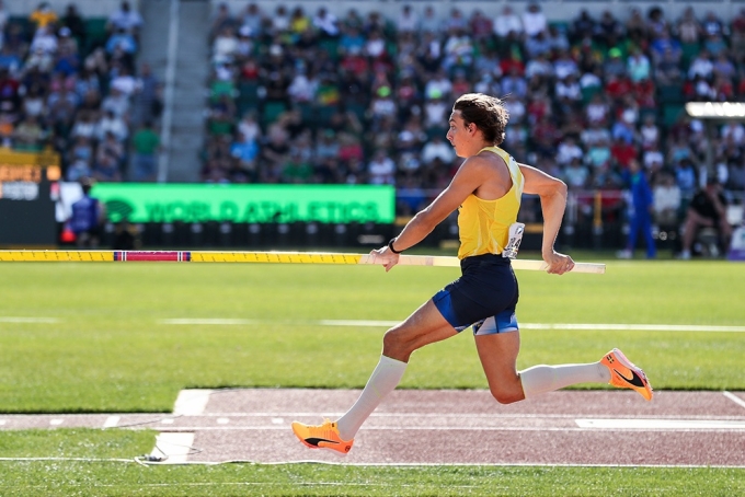 Chân trái của Duplantis chịu phần lớn lực nên dễ khiến anh bị đau ở phần thân phía này. Ảnh: AFP