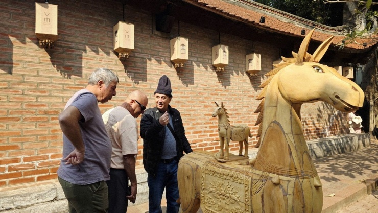 Với vẻ đẹp cổ kính và duyên dáng, Hà Nội từ lâu đã là điểm đến yêu thích của du khách muốn khám phá lịch sử, văn hóa và con người Việt Nam.