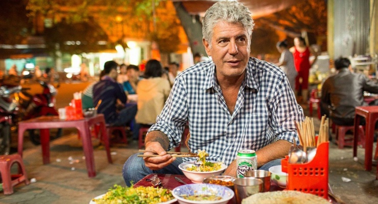 Anthony Bourdain nhiều lần bày tỏ tình cảm đặc biệt với Hà Nội, đặc biệt là ẩm thực đường phố. Ông cho biết mình “hạnh phúc nhất khi ăn đồ ăn đường phố” và luôn nhắc đến phở Việt Nam như một trong những món ăn yêu thích nhất.