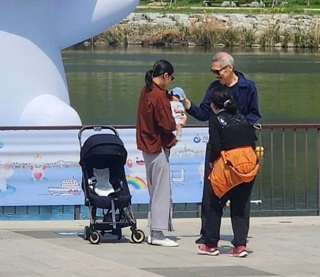 Nàng thơ và chủ tịch U70 ngoại tình còn ngẩng cao đầu xuất hiện cùng con trai ngoài giá thú ở sân bay- Ảnh 2.