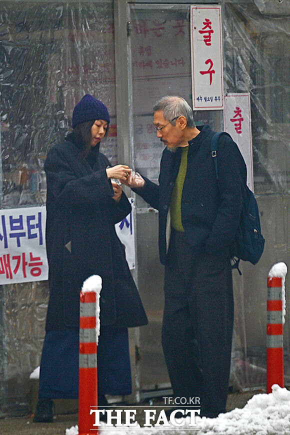 Nàng thơ và chủ tịch U70 ngoại tình còn ngẩng cao đầu xuất hiện cùng con trai ngoài giá thú ở sân bay- Ảnh 4.