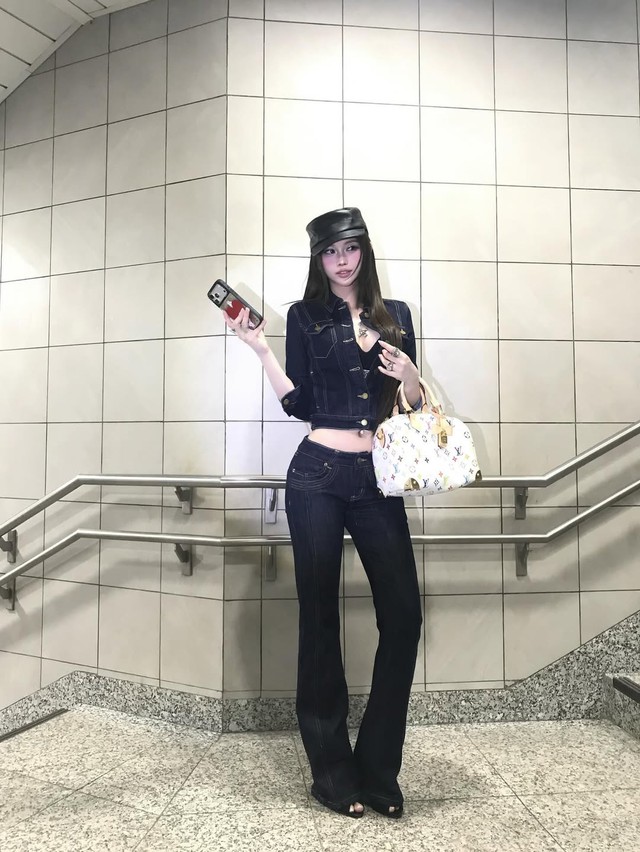 Quần cạp thấp đang đánh dấu sự trở lại đầy cuốn hút của tinh thần Y2K- Ảnh 2.