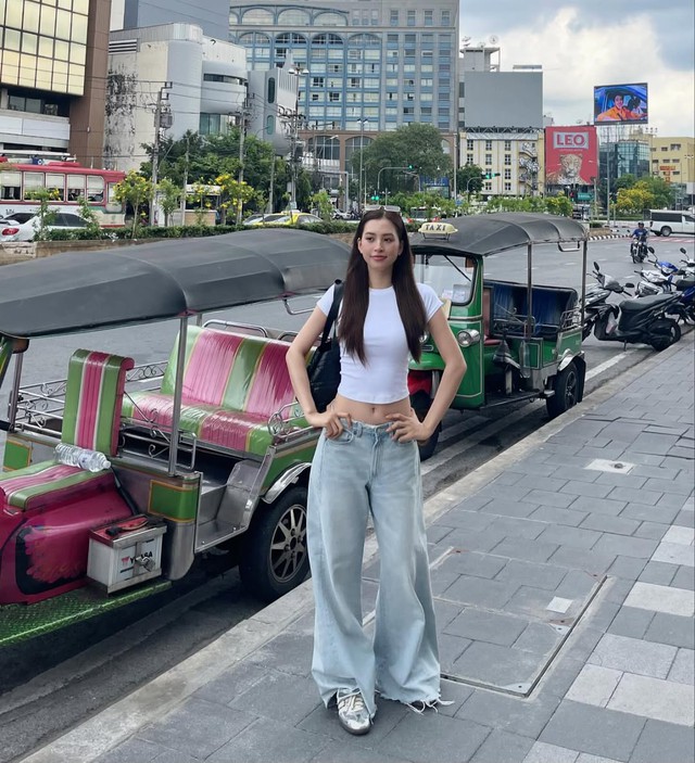 Quần cạp thấp đang đánh dấu sự trở lại đầy cuốn hút của tinh thần Y2K- Ảnh 6.