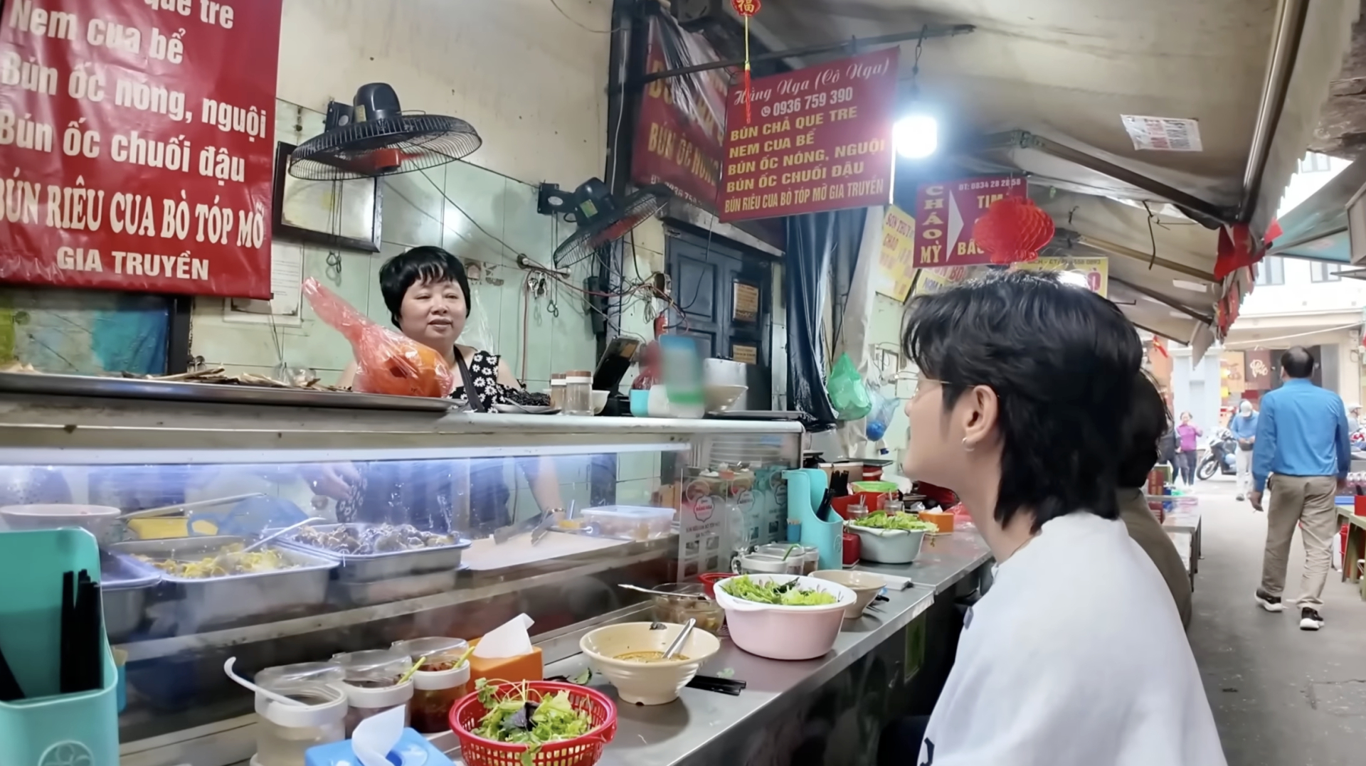 Ồn ào bát bún riêu 80k ở chợ Đồng Xuân: Bà chủ tố Tiktoker “nói sai sự thật”, Quan Không Gờ phản pháo!- Ảnh 2.