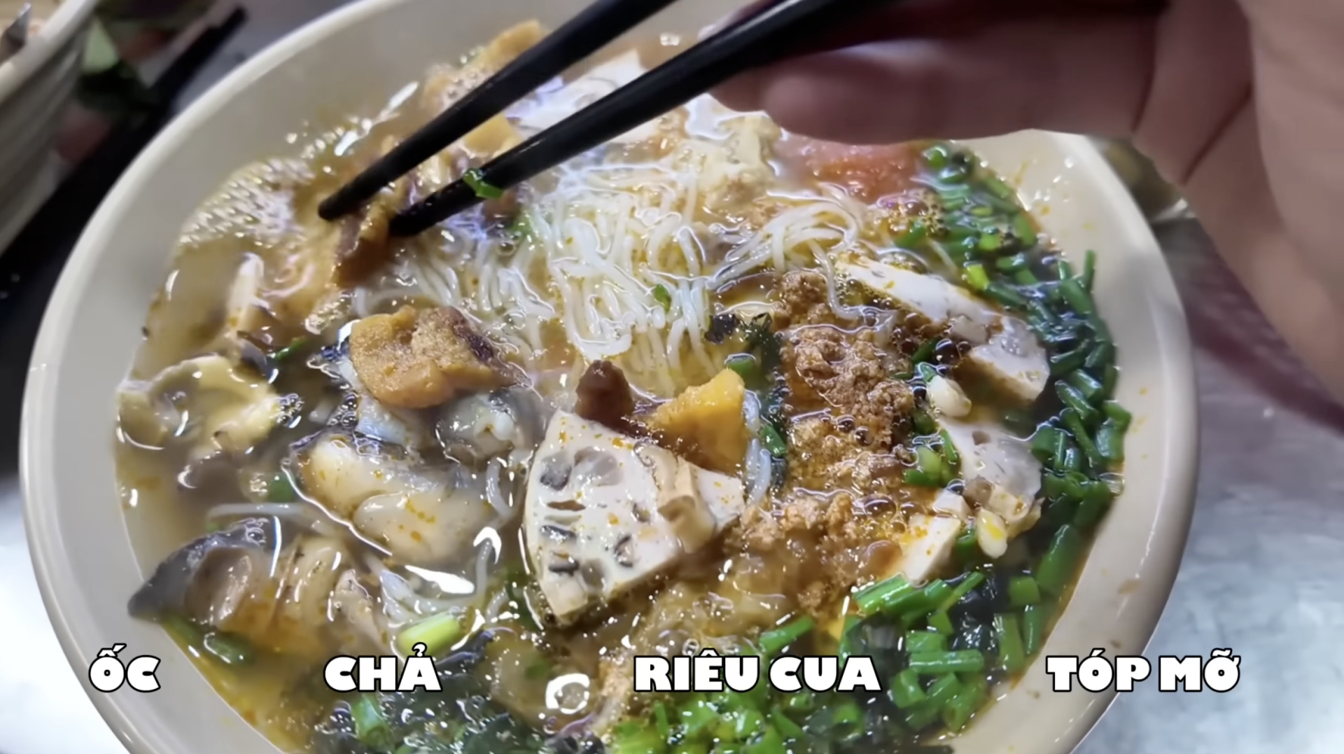 Ồn ào bát bún riêu 80k ở chợ Đồng Xuân: Bà chủ tố Tiktoker “nói sai sự thật”, Quan Không Gờ phản pháo!- Ảnh 4.