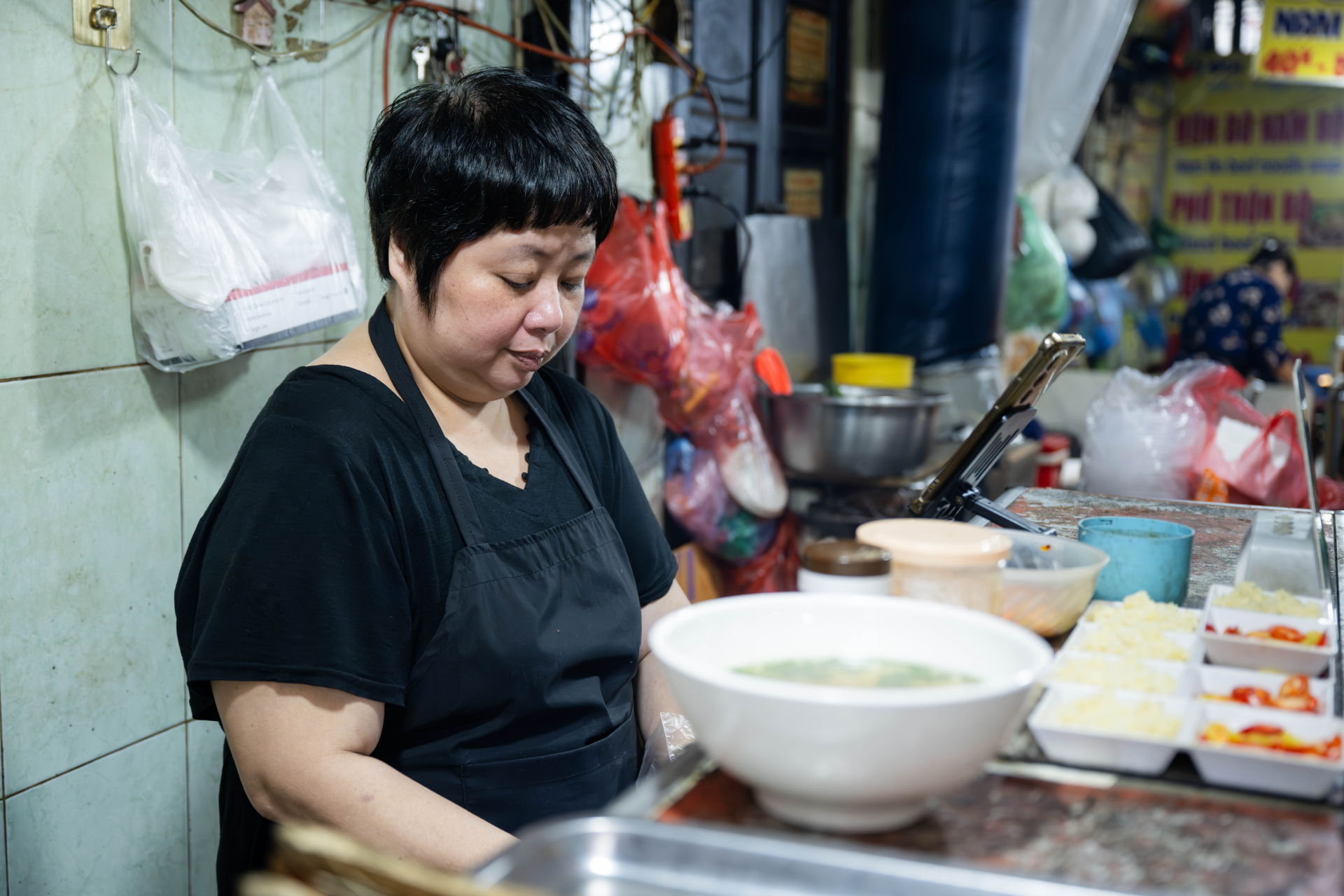 Ồn ào bát bún riêu 80k ở chợ Đồng Xuân: Bà chủ tố Tiktoker “nói sai sự thật”, Quan Không Gờ phản pháo!- Ảnh 5.