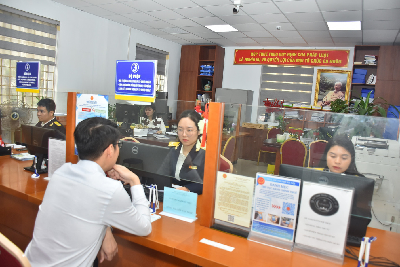 Lý do bắt buộc chuyển khoản lương, tiền công từ 5 triệu đồng- Ảnh 2.