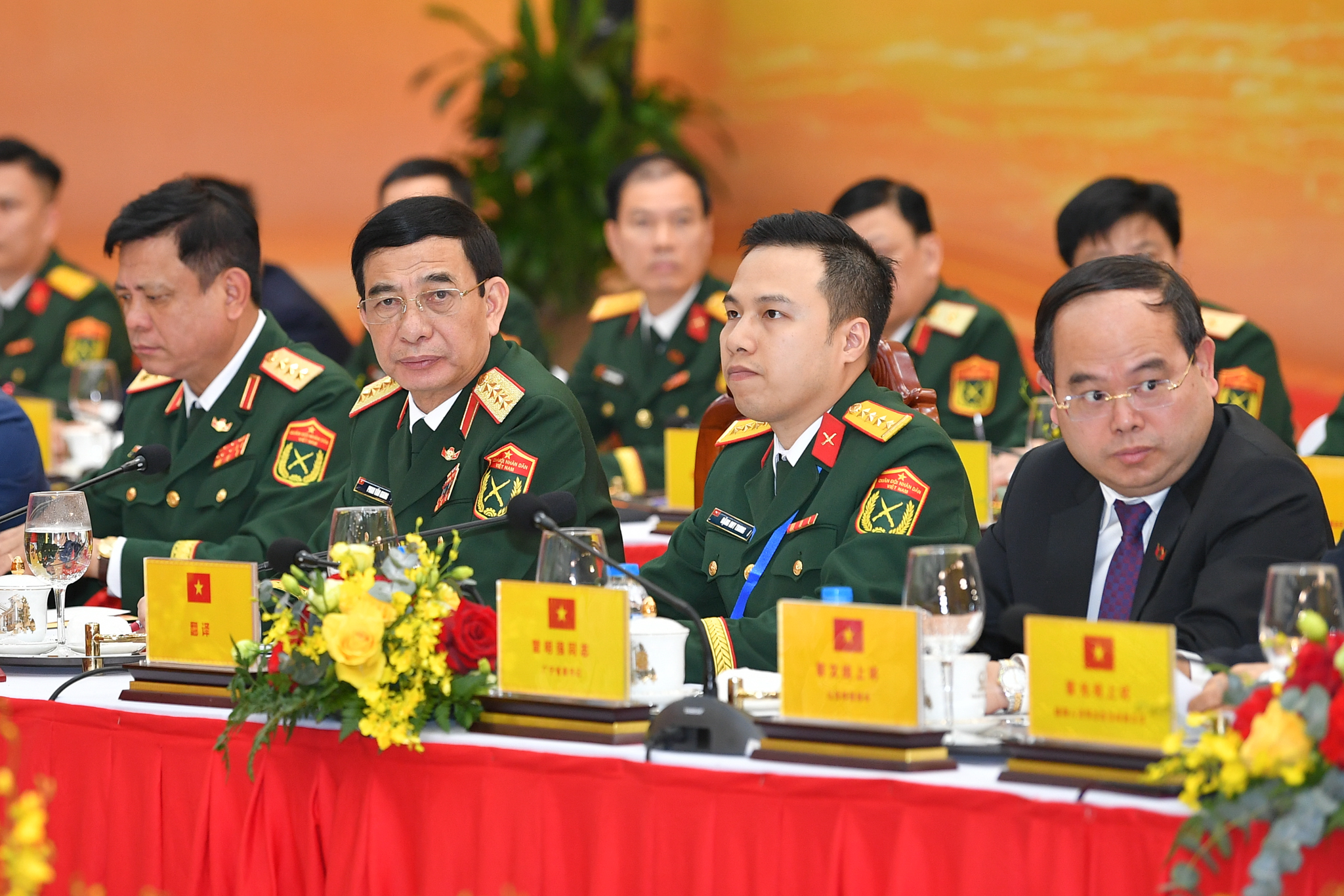 Hai Bộ trưởng Bộ Quốc phòng Việt Nam - Trung Quốc hội đàm - Ảnh 2.