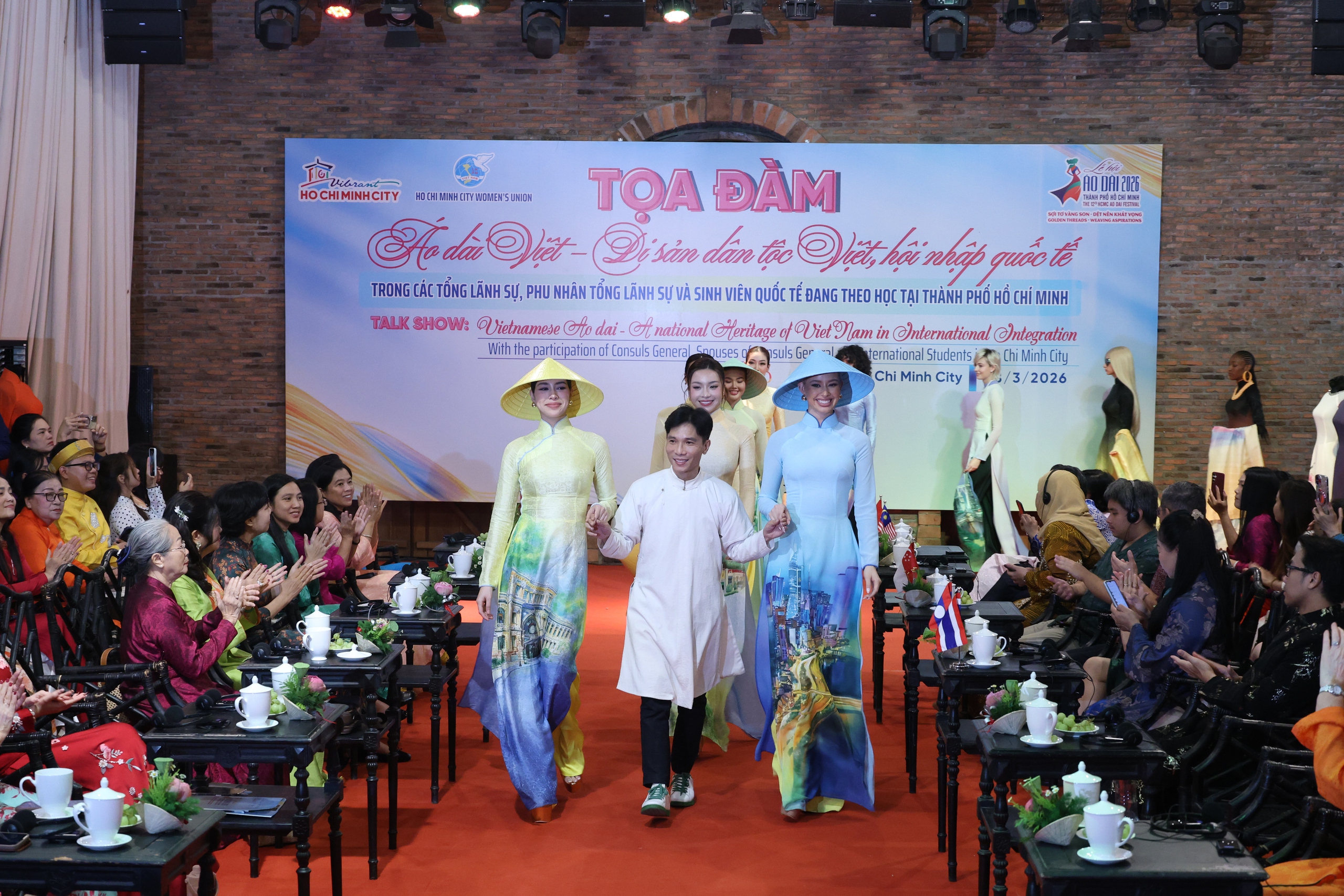 Hoa hậu người Mỹ Yolina Lindquist: Tôi phải lòng Việt Nam chính vì tà áo dài- Ảnh 3.