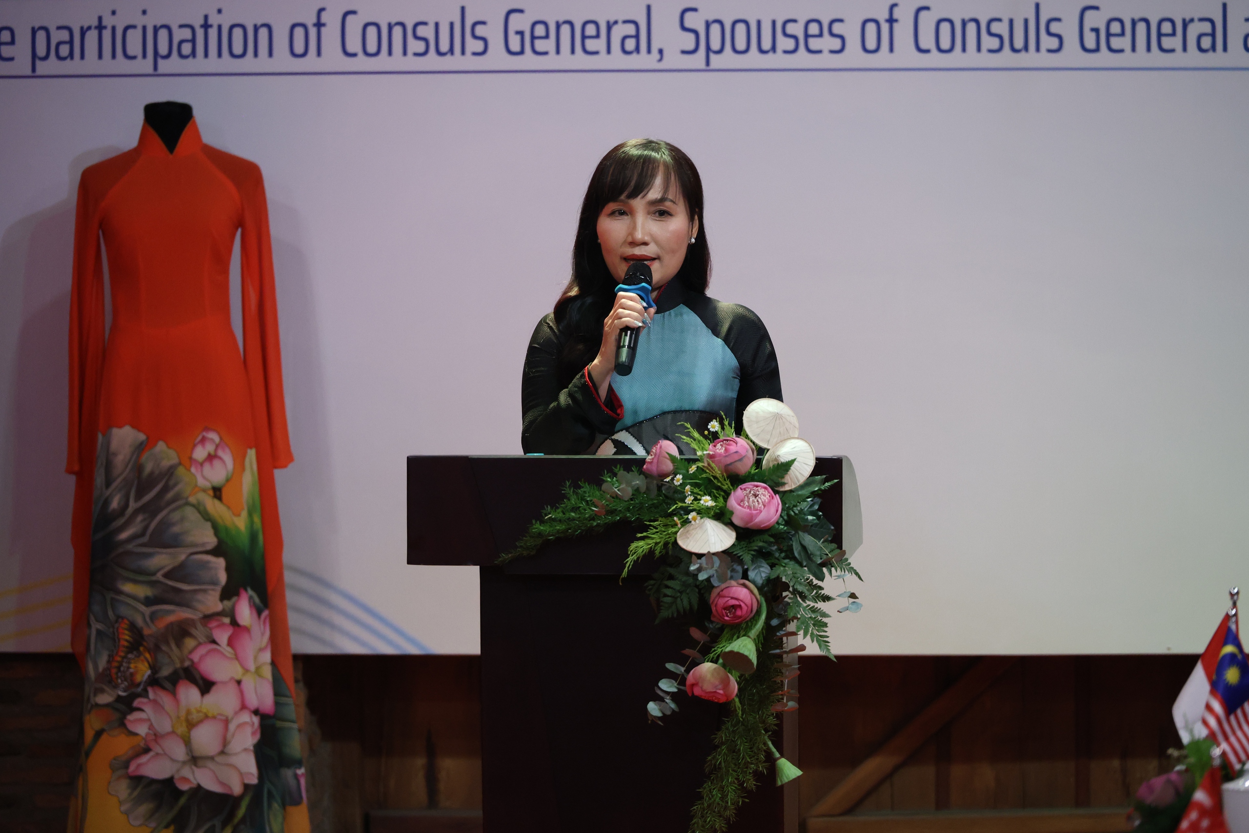 Hoa hậu người Mỹ Yolina Lindquist: Tôi phải lòng Việt Nam chính vì tà áo dài- Ảnh 2.