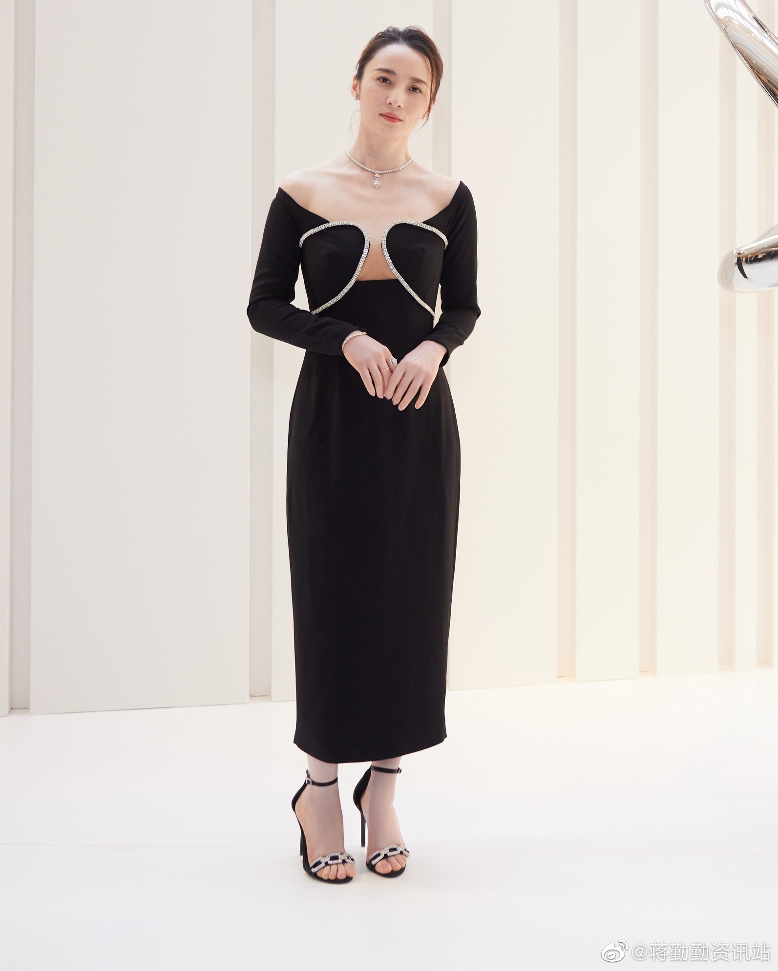 Mỹ nhân showbiz đang ăn, trợ lý riêng liền nhìn chằm chằm rồi lớn tiếng nhắc nhở: 