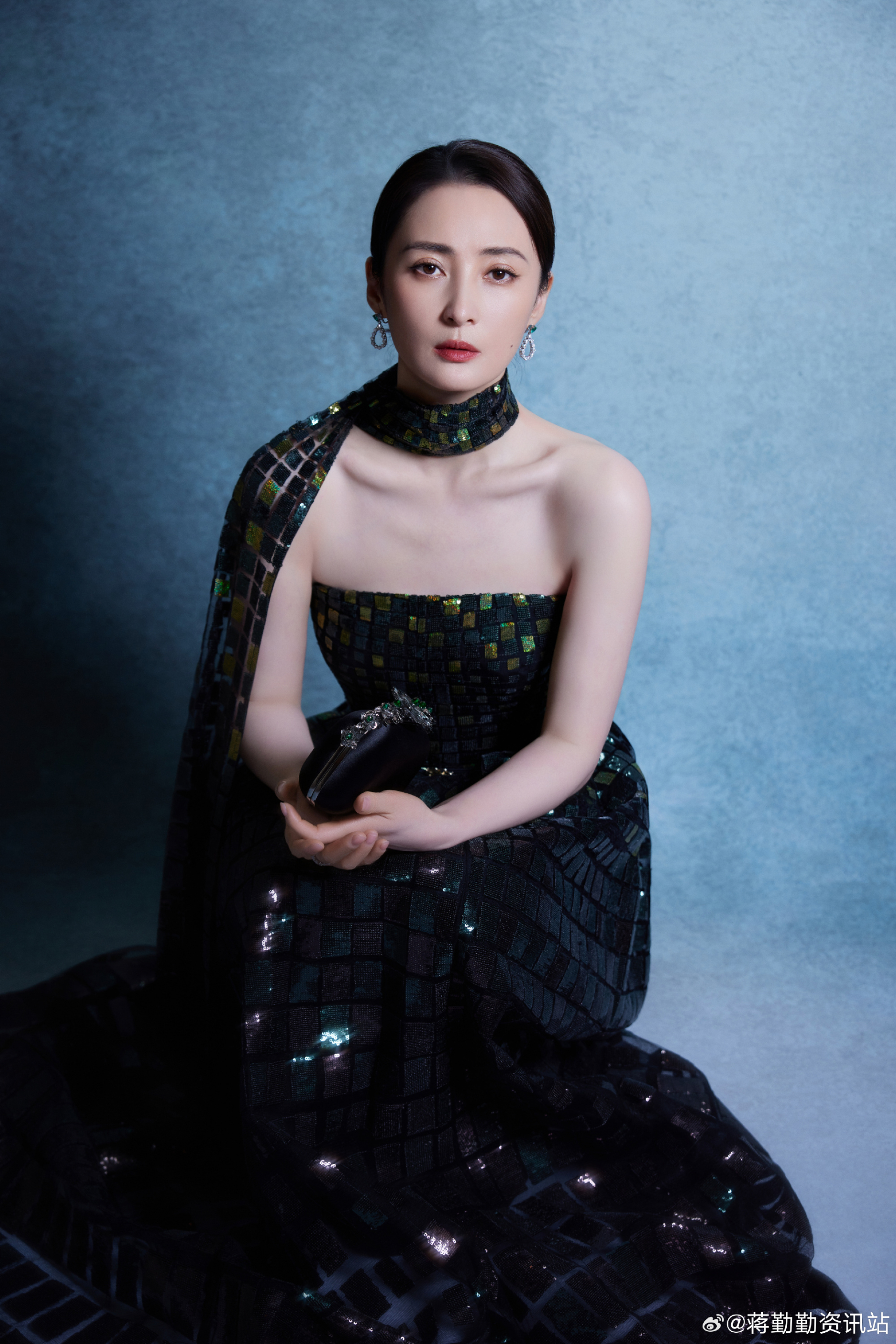 Mỹ nhân showbiz đang ăn, trợ lý riêng liền nhìn chằm chằm rồi lớn tiếng nhắc nhở: 