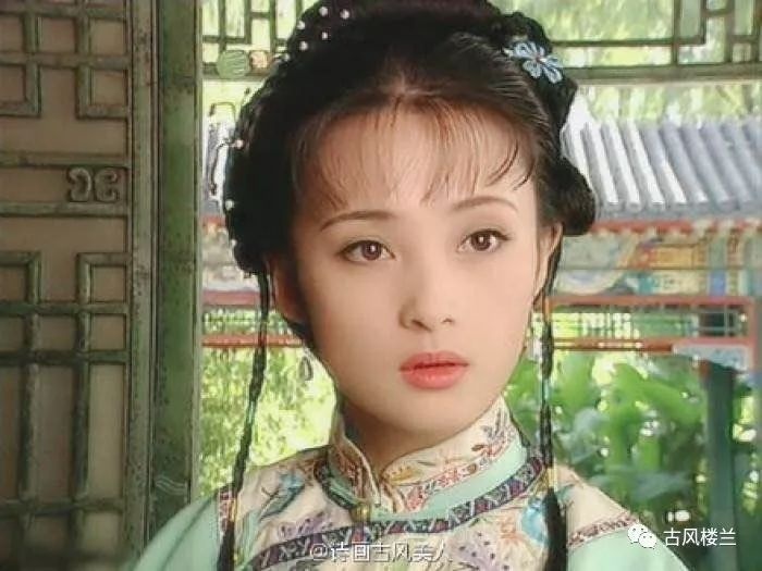 Mỹ nhân showbiz đang ăn, trợ lý riêng liền nhìn chằm chằm rồi lớn tiếng nhắc nhở: 