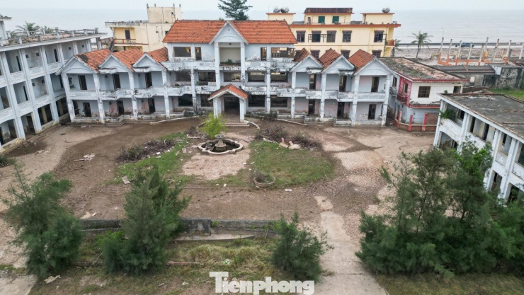 Không chỉ cơ sở lưu trú, các dịch vụ ăn uống, vui chơi ven biển cũng hoạt động cầm chừng. Nhiều cửa hàng đóng cửa, số còn lại chủ yếu phục vụ nhu cầu nhỏ lẻ.