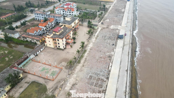 Nhiều hộ kinh doanh cho biết lượng khách đến Quất Lâm trong mùa du lịch 2025 giảm mạnh. Du khách chủ yếu đi về trong ngày, ít lưu trú qua đêm do thiếu dịch vụ đồng bộ và nhiều cơ sở lưu trú không đủ điều kiện mở cửa trở lại sau thời gian dài xuống cấp.